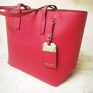 MARC JACOBS TOTE LUGGAGE TAG